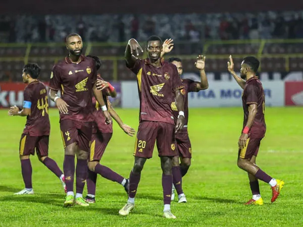 Penyerang asing PSM Makassar, Adilson Silva merayakan gol ke gawang Persikabo 1973