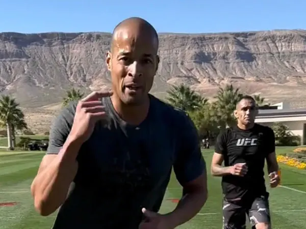 Tony Ferguson (kanan) terlihat kelelahan dalam satu latihan bersama atlet ultramarathon dan mantan Navy SEAL David Goggins. (Foto: MMA Fighting)