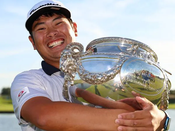 Ryo Hisatsune berpose dengan trofi Cazoo Open de France pada September lalu. (Foto: Golf Digest)