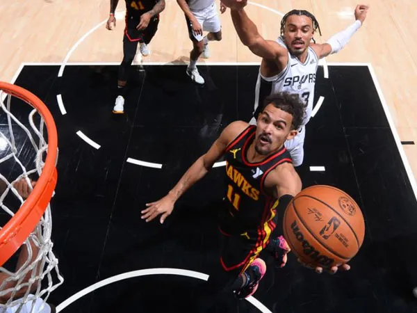 Trae Young (kanan) mencetak 45 poin saat Atlanta Hawks mengalahkan San Antonio Spurs 137-135. (Foto: AP)
