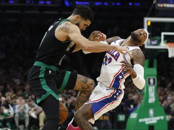 Jayson Tatum (kiri) mencetak 21 poin sebelum ia dikeluarkan di akhir kuarter ketiga saat Boston Celtics mengalahkan Philadelphia 76ers 125-119. (Foto: Boston Globe)