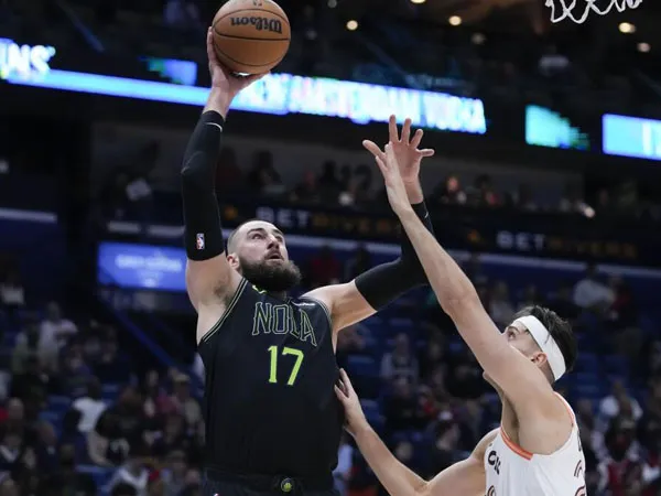 Jonas Valanciunas (kiri) mencetak 24 poin dan 12 rebound saat New Orleans Pelicans mengalahkan San Antonio Spurs 121-106. (Foto: AP)