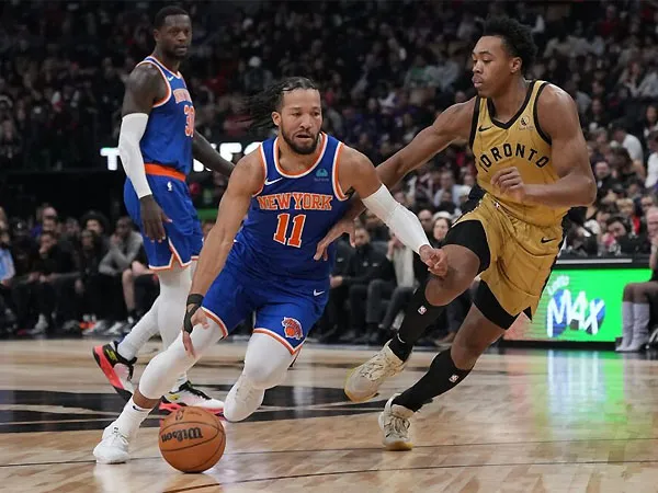 Jalen Brunson (kiri) mencetak 22 poin saat New York Knicks mengalahkan tuan rumah Toronto Raptors 119-106. (Foto: AP)