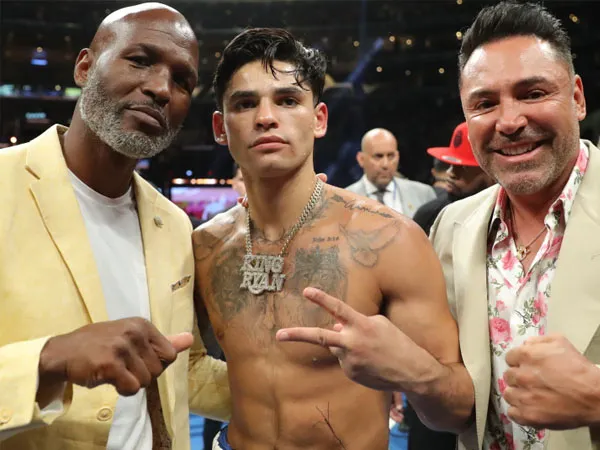 Ryan Garcia (tengah) bersama Bernard Hopkins dan Oscar De La Hoya. (Foto: Golden Boy)