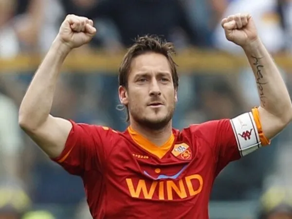 Francesco Totti menyoroti inkonsistensi AS Roma yang terjadi dalam tiga tahun terakhir / via Getty Images
