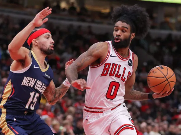 Coby White (kanan) mencetak 31 poin saat Chicago Bulls mengalahkan New Orleans Pelicans 124-118. (Foto: AP)