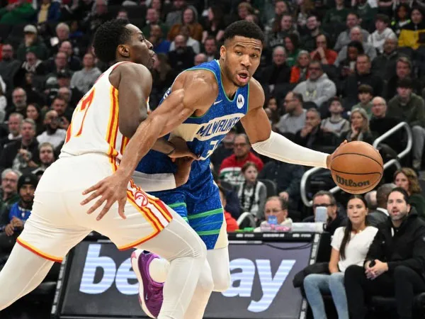 Giannis Antetokounmpo (kanan) mencetak 32 poin, 11 rebound dan 10 assist saat Milwaukee Bucks mengalahkan Atlanta Hawks 132-121. (Foto: Reuters)
