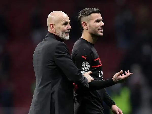 Stefano Pioli mengungkapkan bahwa Theo Hernandez minta dipasang sebagai bek tengah saat AC Milan menang 3-1 atas Frosinone dini hari tadi (3/12) / via Getty Images