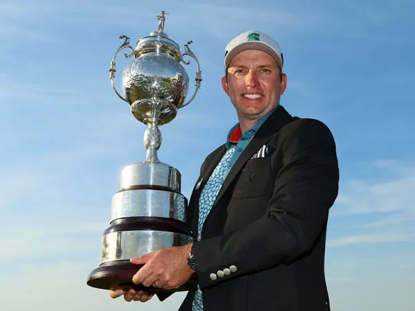 Dean Burmester berpose dengan trofi juara South African Open Championship. (Foto: Golf Digest)