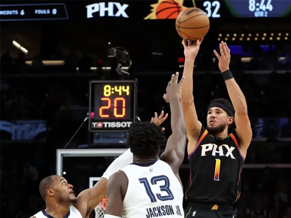 Devin Booker (kanan) mengemas 34 poin, 10 rebound dan tujuh assist saat Phoenix Suns meraih kemenangan 116-109 atas Memphis Grizzlies. (Foto: AP)