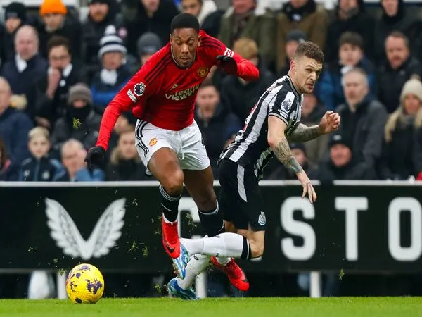 Anthony Martial dikritik dengan pedas oleh Roy Keane setelah tampil malas-malasan saat MU keok 0-1 dari Newcastle United Minggu dini hari (3/12) / via Getty Images