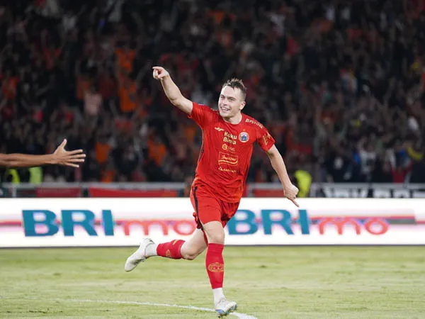 Gelandang Persija Jakarta, Maciej Gajos merayakan gol ke gawang Persita Tangerang