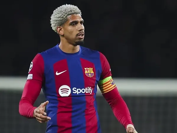 Kerap Bermain Sebagai Bek Kanan, Ronald Araujo Mengaku Tidak Suka