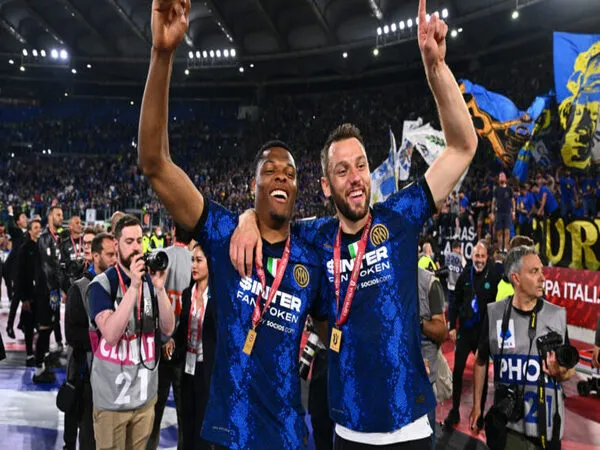 Duo bek Inter Milan asal Belanda yaitu Denzel Dumfries dan Stefan De Vrij, harus menepi sejenak ke meja perawatan menyusul cedera otot yang dialami keduanya / via Getty Images