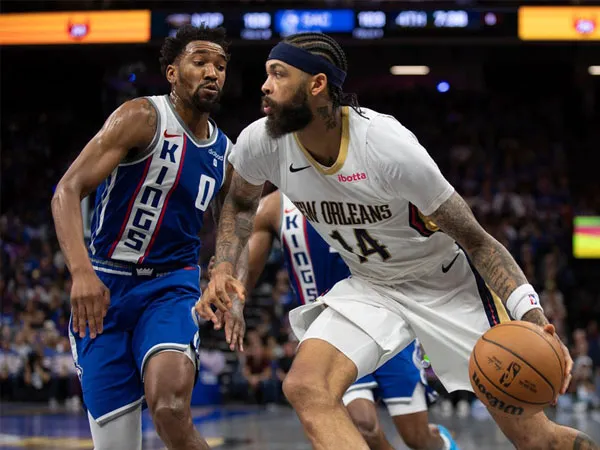Brandon Ingram (kanan) mencetak 30 poin saat New Orleans Pelicans mengalahkan Sacramento Kings di perempat final turnamen "in-season" NBA. (Foto: Reuters)