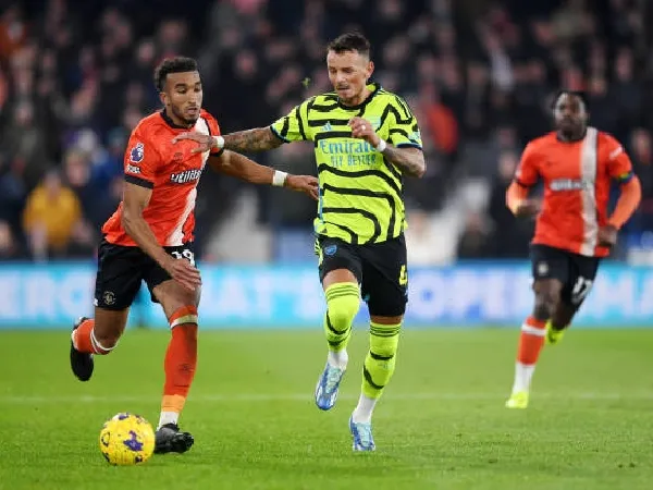 Ben White membantu Arsenal menaklukkan Luton Town 4-3