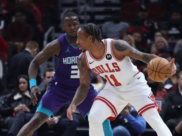 DeMar DeRozan (kanan) mencetak 29 poin saat Chicago Bulls mengalahkan Charlotte Hornets 111-100. (Foto: Chicago Tribune)