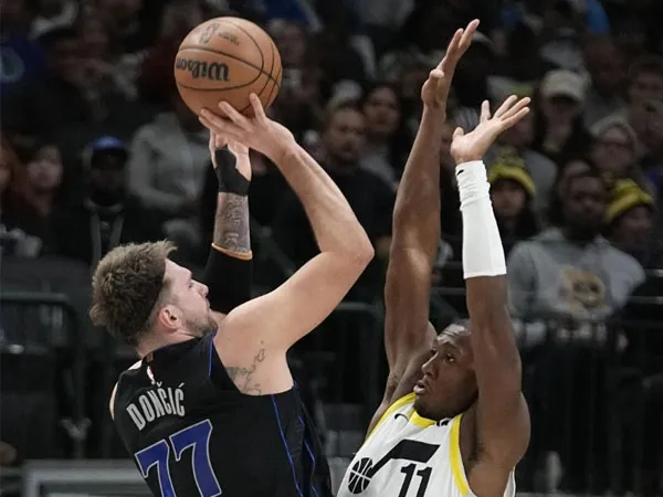 Luka Doncic (kiri) mencetak 40 poin, 11 rebound dan 10 assist saat Dallas Mavericks menang 147-97 atas Utah Jazz. (Foto: AP)