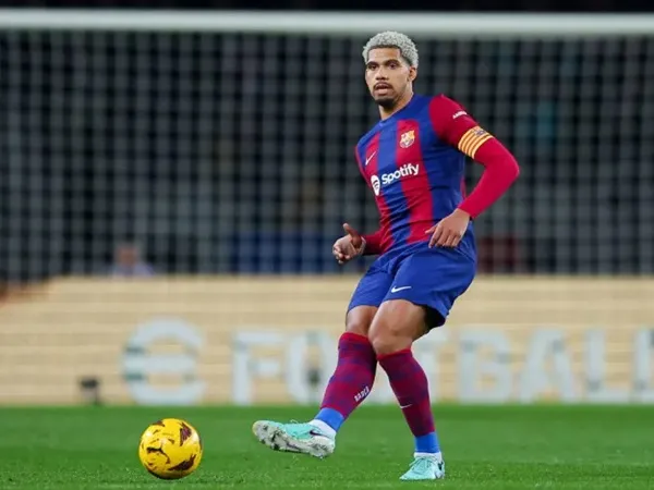 Bek Barcelona, Ronald Araujo. (Images: Getty)