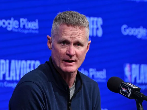 Pelatih Golden State Warriors Steve Kerr menggunakan sembilan susunan pemain inti yang berbeda musim ini, terbanyak kedua di NBA. (Foto: Hoops)