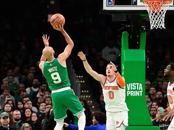 Derrick White mencetak 30 poin (kiri) saat Boston Celtics meraih kemenangan 133-123 atas New York Knicks. (Foto: AP)