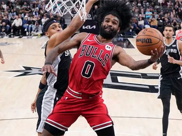 Colby White (kanan) mencetak 24 poin saat Chicago Bulls mengalahkan San Antonio Spurs 121-112. (Foto: AP)