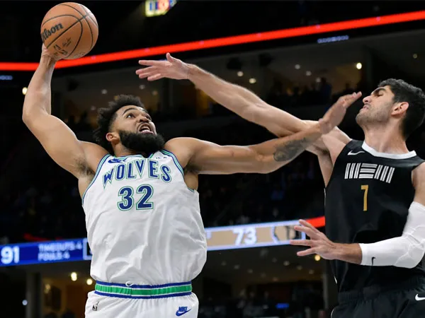 Karl-Anthony Towns (kiri) mencetak 24 poin saat Minnesota Timberwolves mengalahkan Memphis Grizzlies 127-103. (Foto: AP)