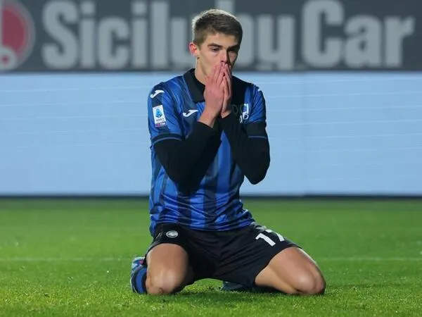 Charles De Ketelaere buka suara usai membantu Atalanta menang dramatis 3-2 atas AC Milan di pekan ke-15 Serie A dini hari tadi (10/12) / via Getty Images