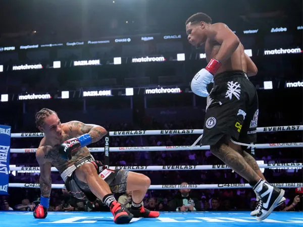 Devin Haney (kanan) sempat menjatuhkan Regis Prograis di ronde ketiga dalam pertarungan yang dimenangkannya dengan angka mutlak. (Foto: The Sun)