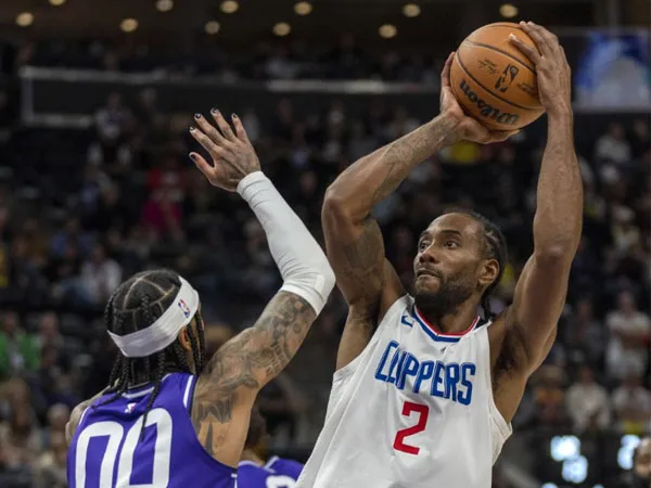 Kawhi Leonard (kanan) mencetak 41 poin saat Los Angeles Clippers mengalahkan tuan rumah Utah Jazz 117-103. (Foto: AP)