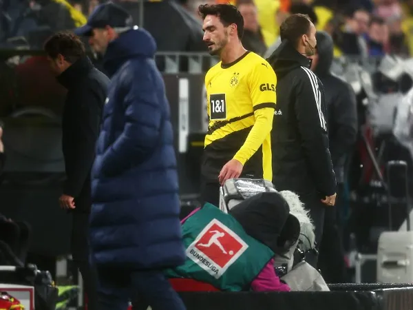 Edin Terzic sesalkan keputusan Mats Hummels melakukan tekel terhadap Lois Openda