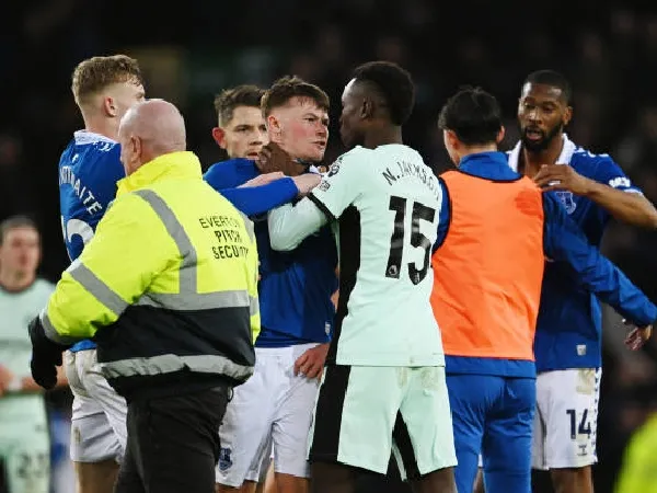 Nicolas Jackson tampak mencengkeram leher Nathan Patterson