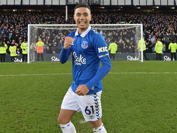 Sean Dyche Puas dengan Performa Lewis Dobbin di Laga Kontra Chelsea