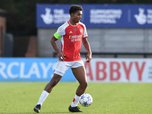 Arsenal Adakan Pembicaraan Kontrak Baru Dengan Reuell Walters