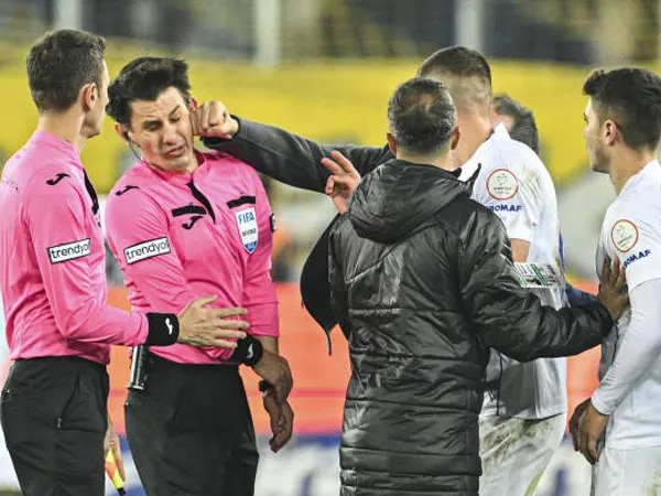 Tanpa Pikir Panjang, Presiden Klub Turki Pukul Wasit Super Lig