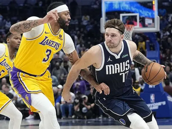 Luka Doncic (kanan) mencetak 33 poin dan 17 assist saat Dallas Mavericks mengalahkan Los Angeles Lakers 127-125. (Foto: AP)