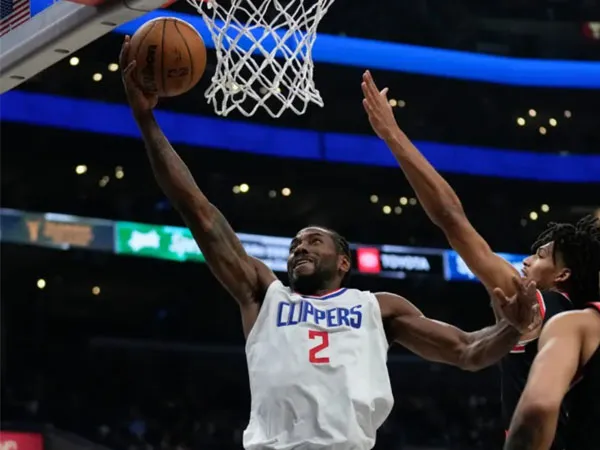 Kawhi Leonard (kiri) mencetak 34 poin saat Los Angeles Clippers mengalahkan Portland Trail Blazers 132-127. (Foto: AP)