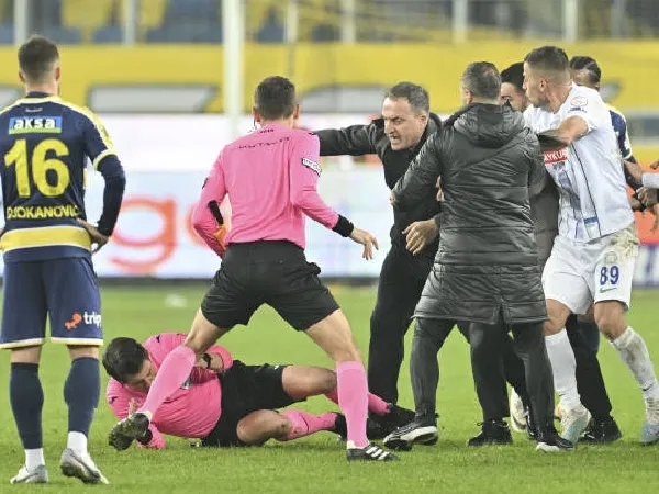 Halil Umut Meler ditinju di wajahnya oleh presiden Ankaragucu, Faruk Koca