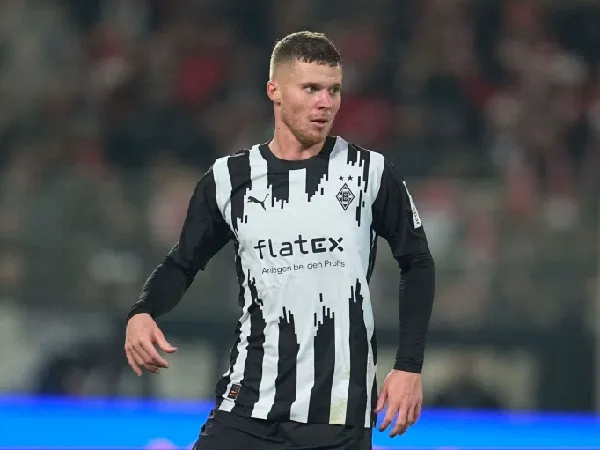 Bek Borussia Monchengladbach, Nico Elvedi, masuk radar Chelsea