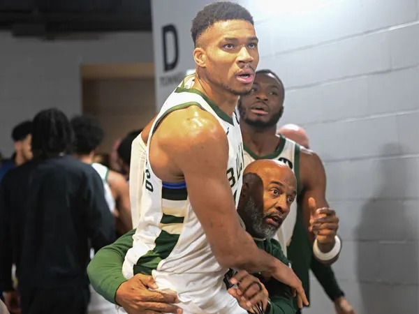 Giannis Antetokounmpo (kiri) harus ditahan oleh seorang asisten pelatih Milwaukee Bucks di luar ruang ganti Indiana Pacers setelah pertandingan di Fiserv Forum. (Foto: USA TODAY Sports)