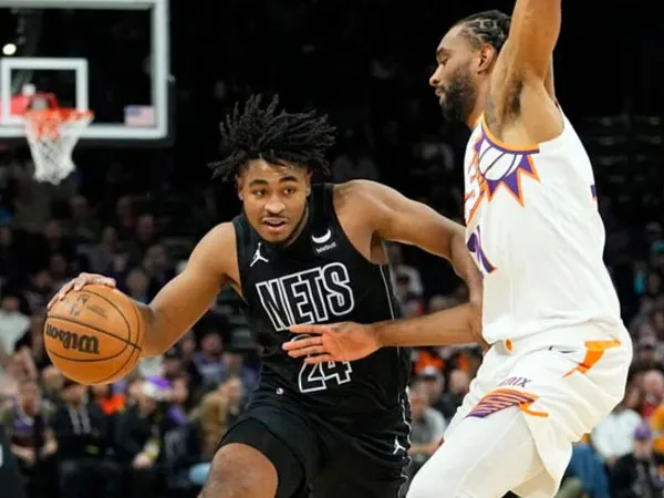 Cameron Johnson (kiri) mencetak 15 poin saat Brooklyn Nets menang 116-112 atas Phoenix Suns. (Foto: AP)