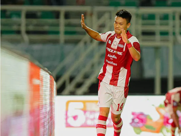 Pemain Persis Solo, Sho Yamamoto usai mencetak gol ke gawang mantan timnya Persebaya Surabaya