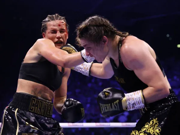 Chantelle Cameron (kiri) dan Katie Taylor bertukar pukulan dalam laga ulang mereka. (Foto: Ring TV)