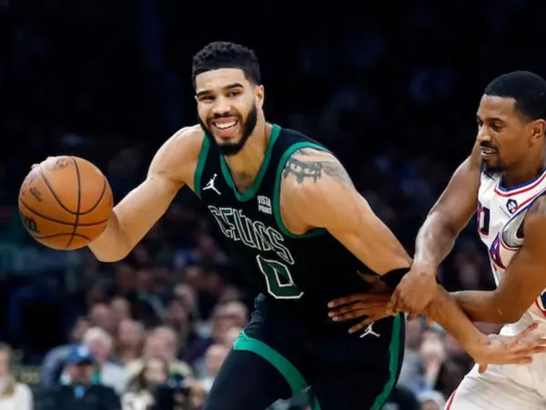 Jayson Tatum (kiri) mencetak 30 poin saat Boston Celtics menang 128-111 atas Orlando Magic. (Foto: AP)