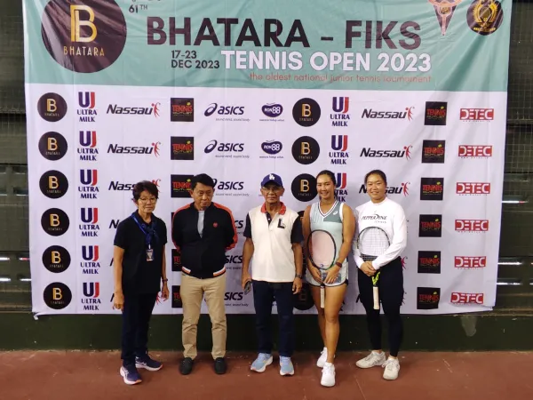 Pihak penyelenggara, perwakilan PP Pelti dan Aldila Sutjiadi ketika berfoto bersama di pembukaan turnamen nasional Bhatara-FIKS Tennis Open 2023