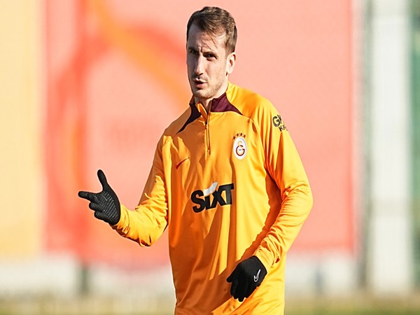 Leeds United dan Lazio Bersaing Untuk Gaet Gelandang Galatasaray