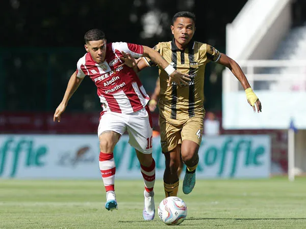 Gelandang asing Persis Solo, Alexis Messidoro dikawal pemain Dewa United FC