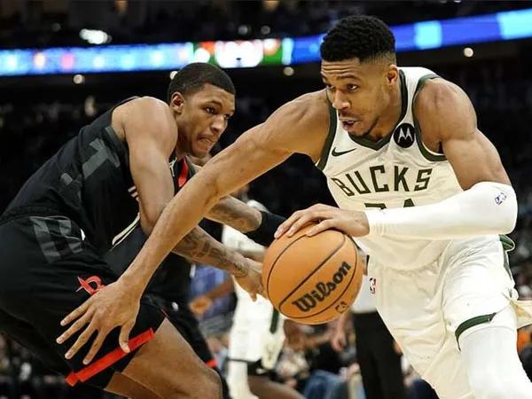 Giannis Antetokounmpo (kanan) mencetak 26 poin dan 17 rebound saat Milwaukee Bucks menang 128-119 atas Houston Rockets. (Foto: AP)