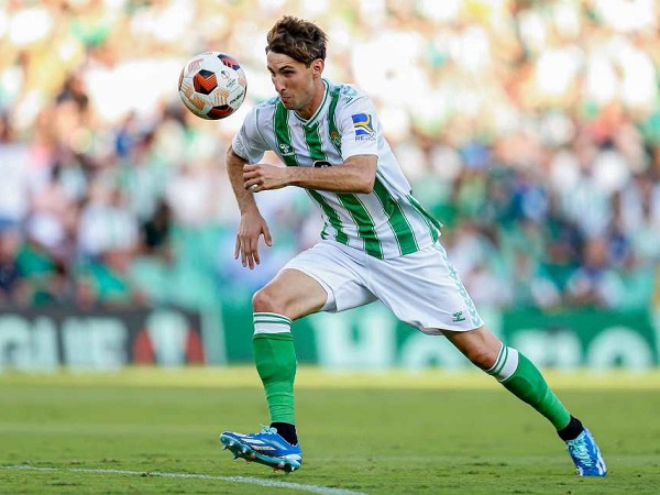 Dibidik Milan, Real Betis Masih Berusaha Tahan Kepergian Juan Miranda