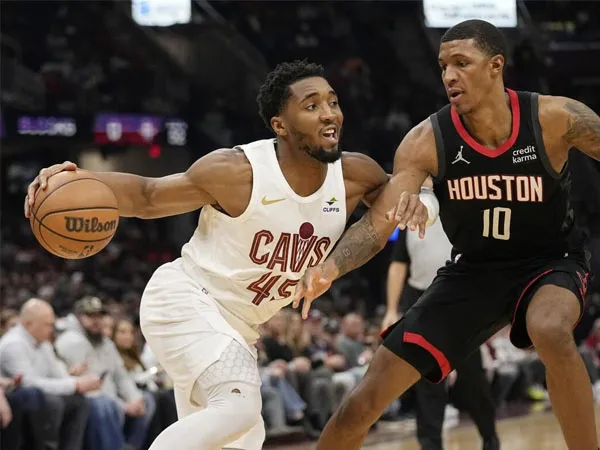 Donovan Mitchell (kiri) mencetak 37 poin saat Cleveland Cavaliers mengalahkan Houston Rockets 135-130 lewat babak overtime.